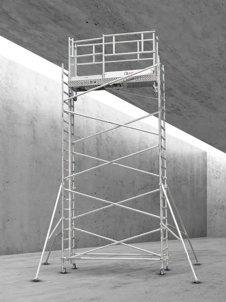 Laiptinė pastolių bokšte, saugus priėjimas prie aukštų zonų