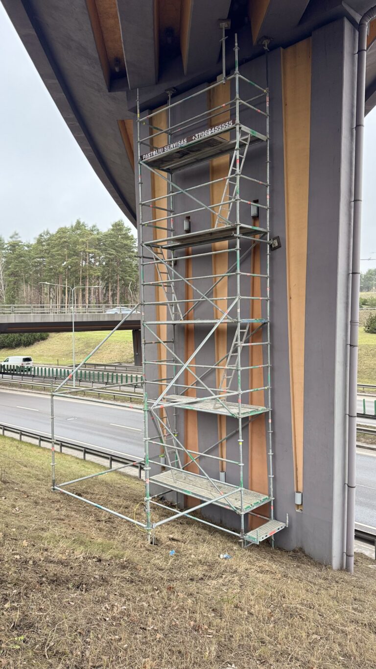 Pastolių nuoma komerciniam objektui, plati darbo aikštelė