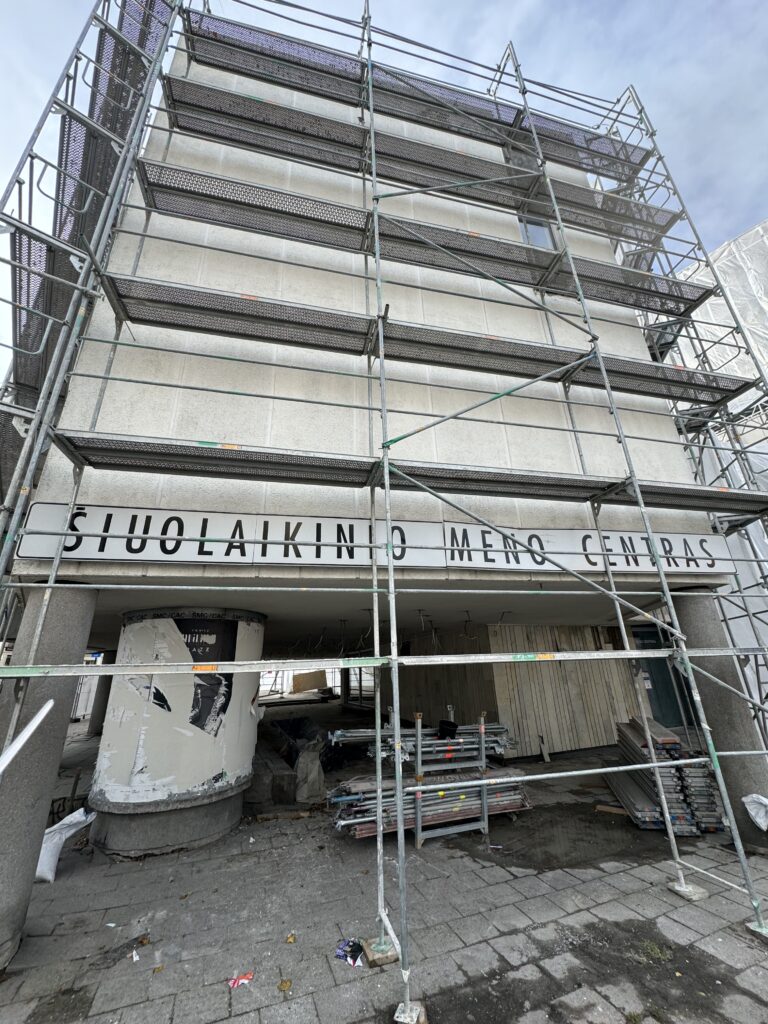 Pastolių montavimas aplink kampinį fasadą, sudėtinga geometrija