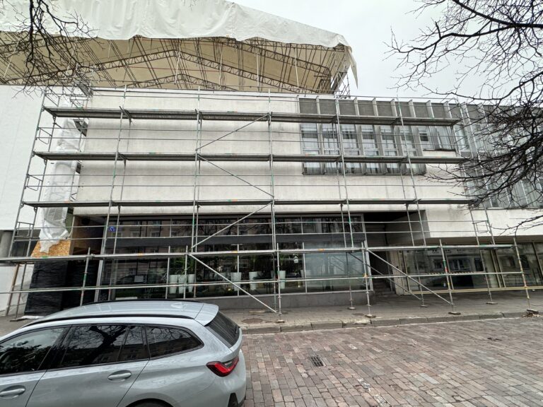 Pastolių montavimas aplink kampinį fasadą, sudėtinga geometrija