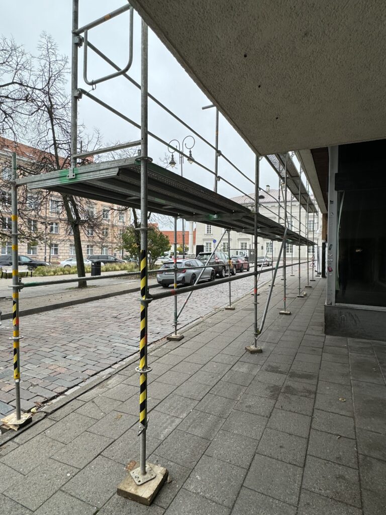 Pastolių montavimas aplink kampinį fasadą, sudėtinga geometrija