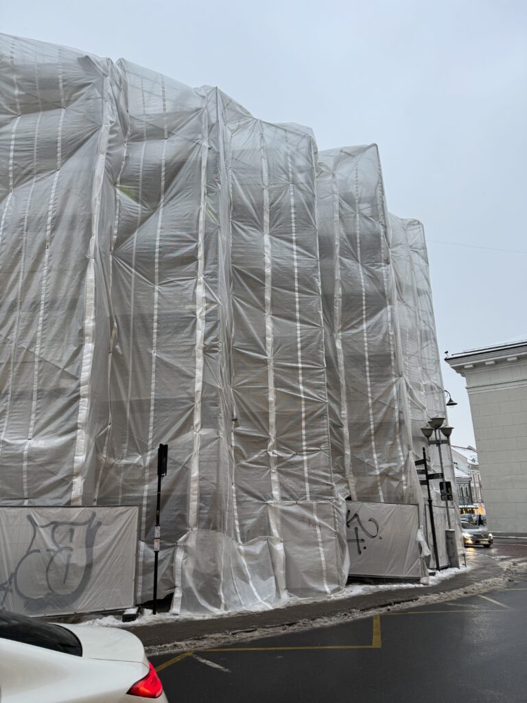 Pastoliai ir uždanga nuo kritulių, fasado apdailos zona