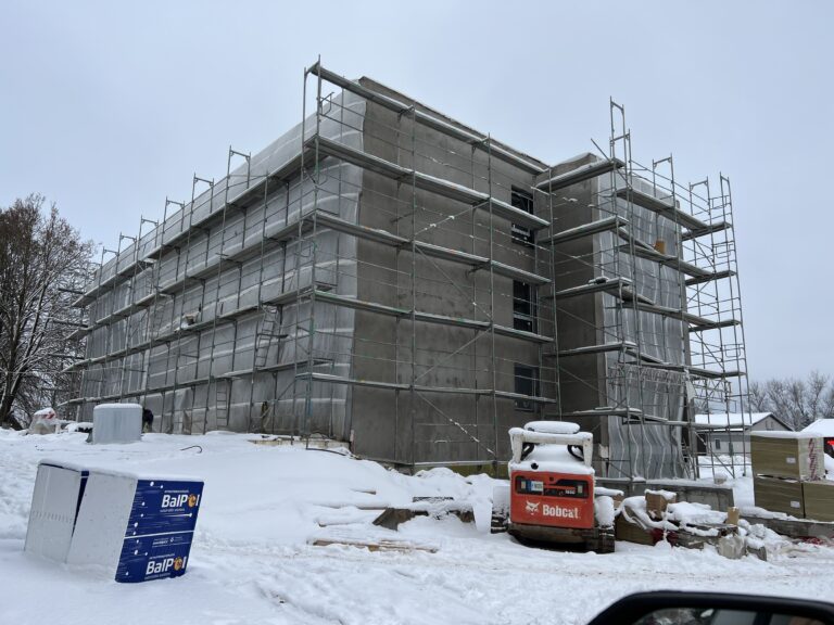 Namo fasado pastoliai, langų montavimo ruožas, priemiestis