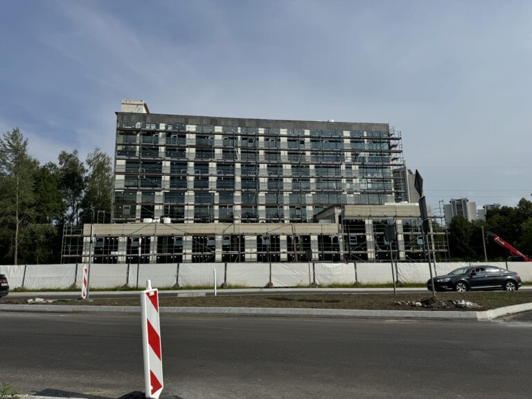 Aukštas fasadinis pastolių modulis su laiptais, Vilnius