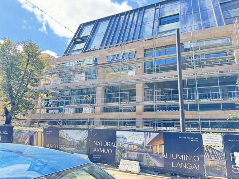 Pastolių sistema siauroje gatvėje, praėjimo užtikrinimas