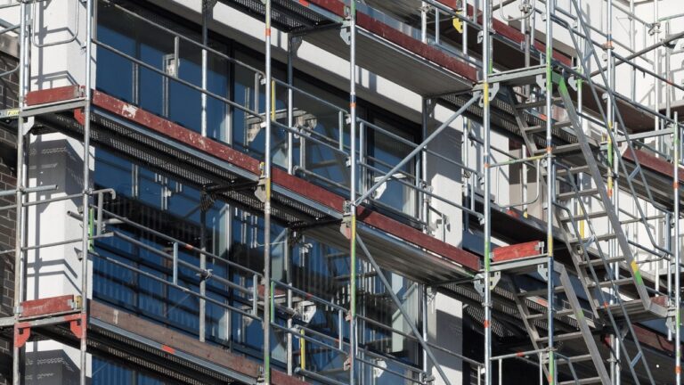 Daugiaaukščio fasadiniai pastoliai, ilga darbo aikštelė