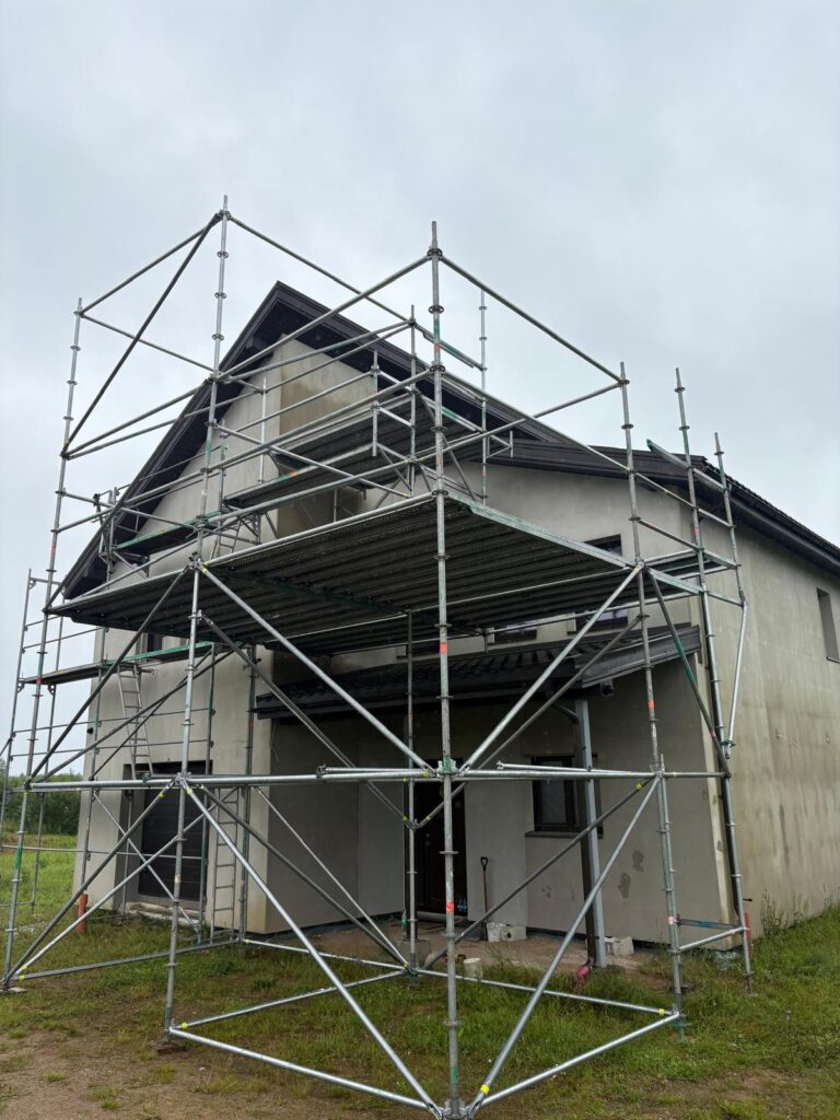 Pastolių montavimas prie privačiojo namo fasado, terasa