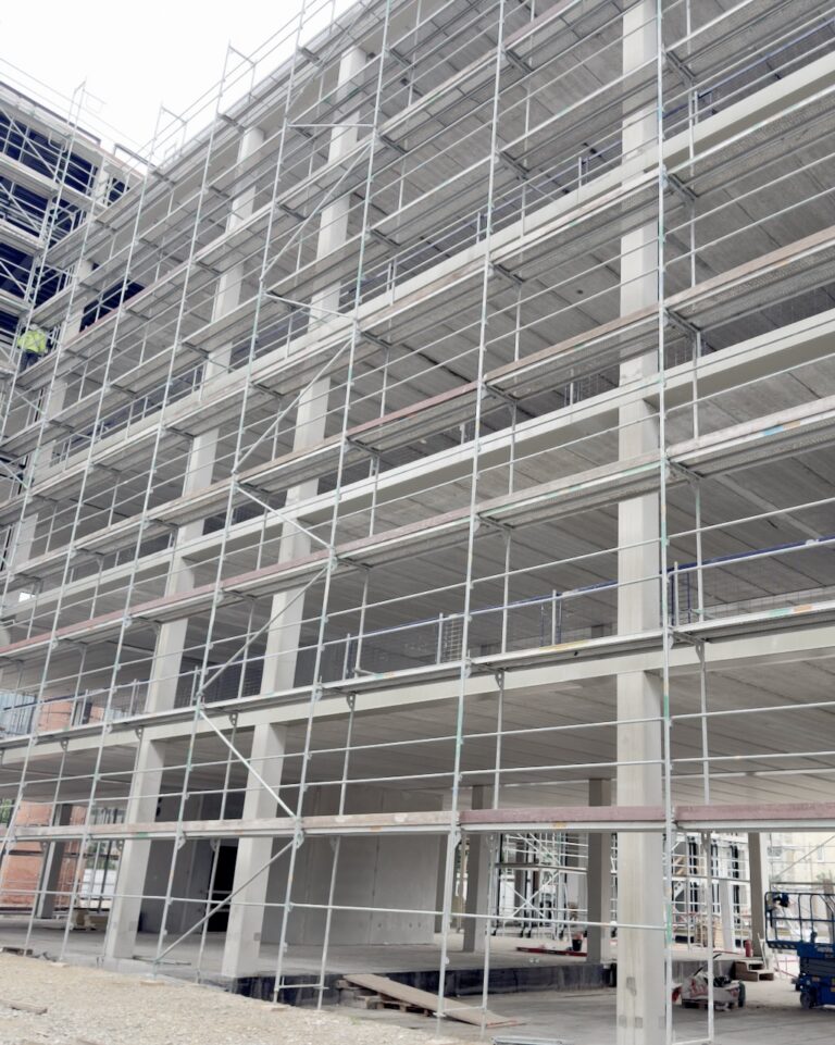 Vamzdiniai pastoliai vidiniame kieme, praėjimo galerija, miestas