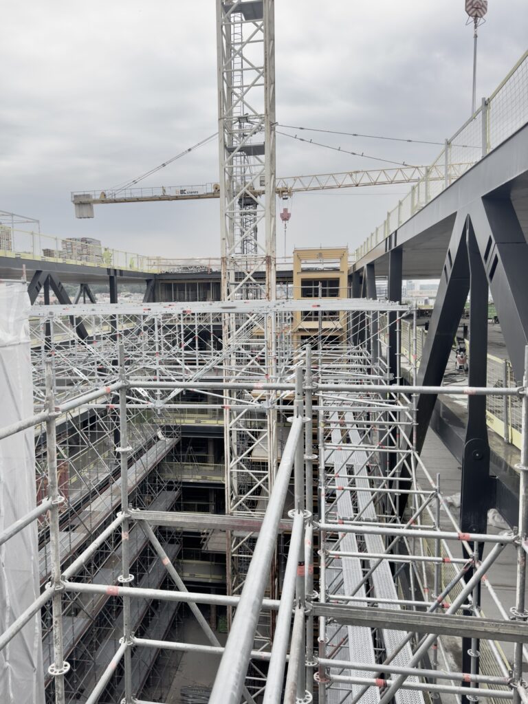 Pastoliai ant statomo daugiaaukščio, monolitinės konstrukcijos