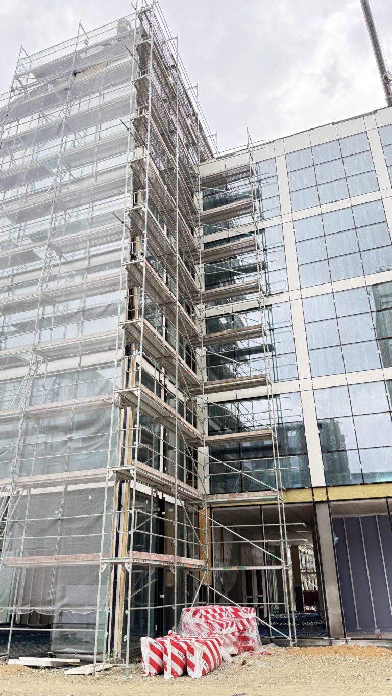 Stiklinio fasado pastoliai, darbai verslo centre, Vilnius