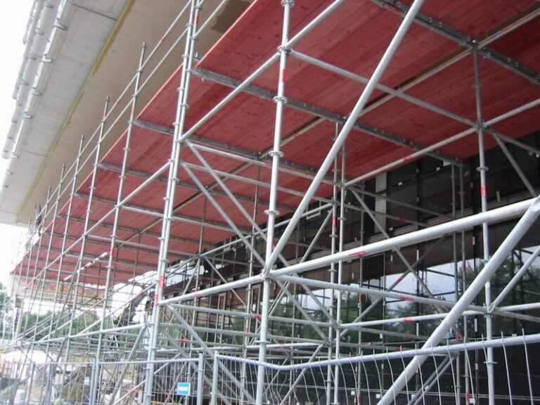 Fasadiniai pastoliai daugiabučio renovacijai, saugos turėklai, Vilnius