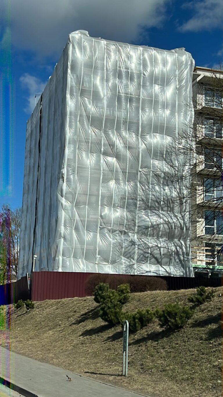 Pastoliai su uždanga nuo dulkių, restauravimo darbai