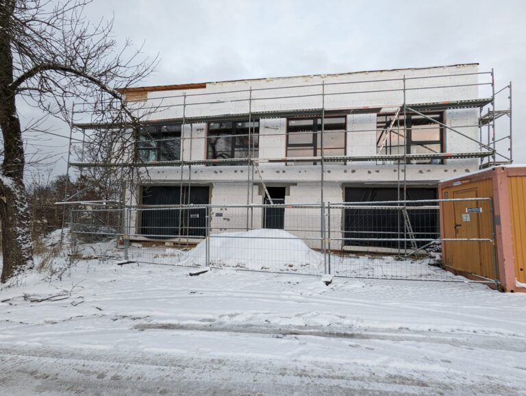 Statybiniai pastoliai gyvenamajame kvartale, darbų logistika