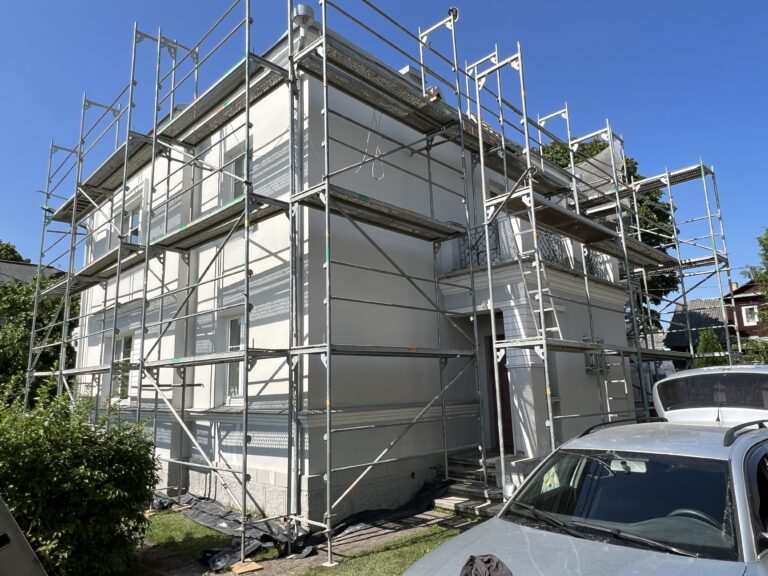 Renovacijos objektas su fasadiniais pastoliais ir turėklais