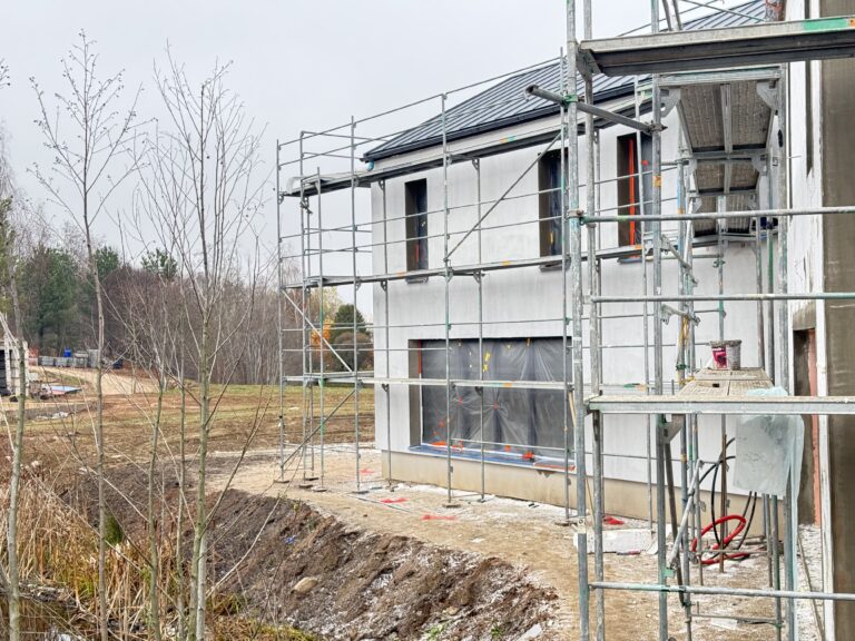 Renovacijos objektas su fasadiniais pastoliais ir turėklais